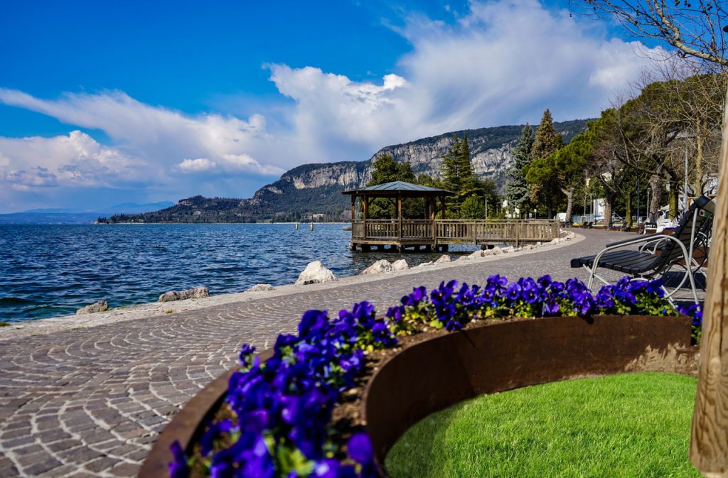 walks with strollers on Lake Garda