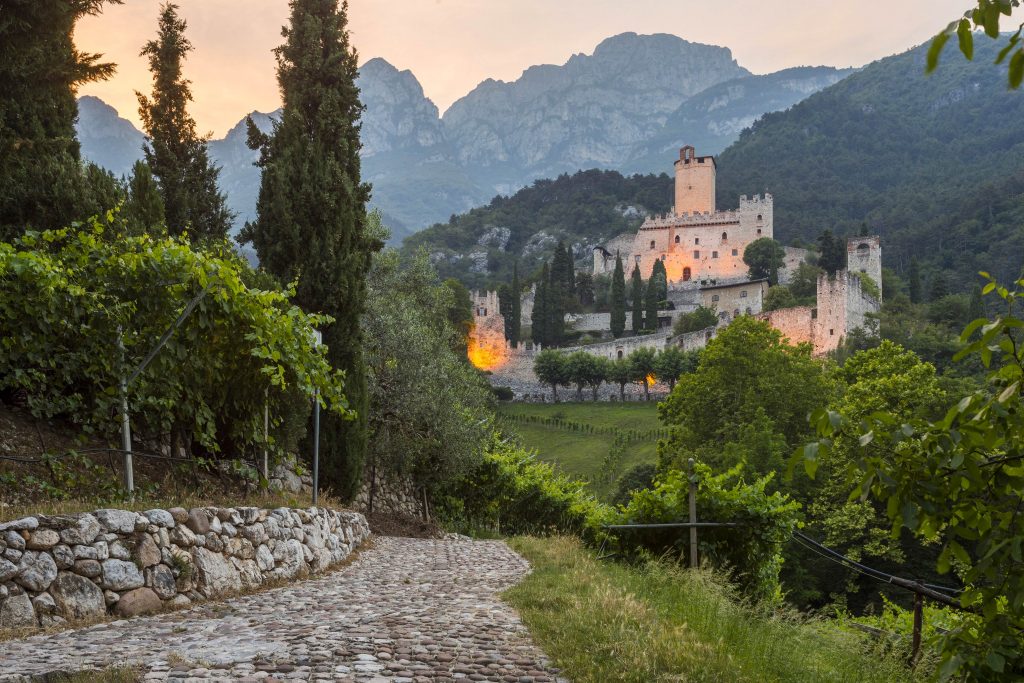 castles of lake garda