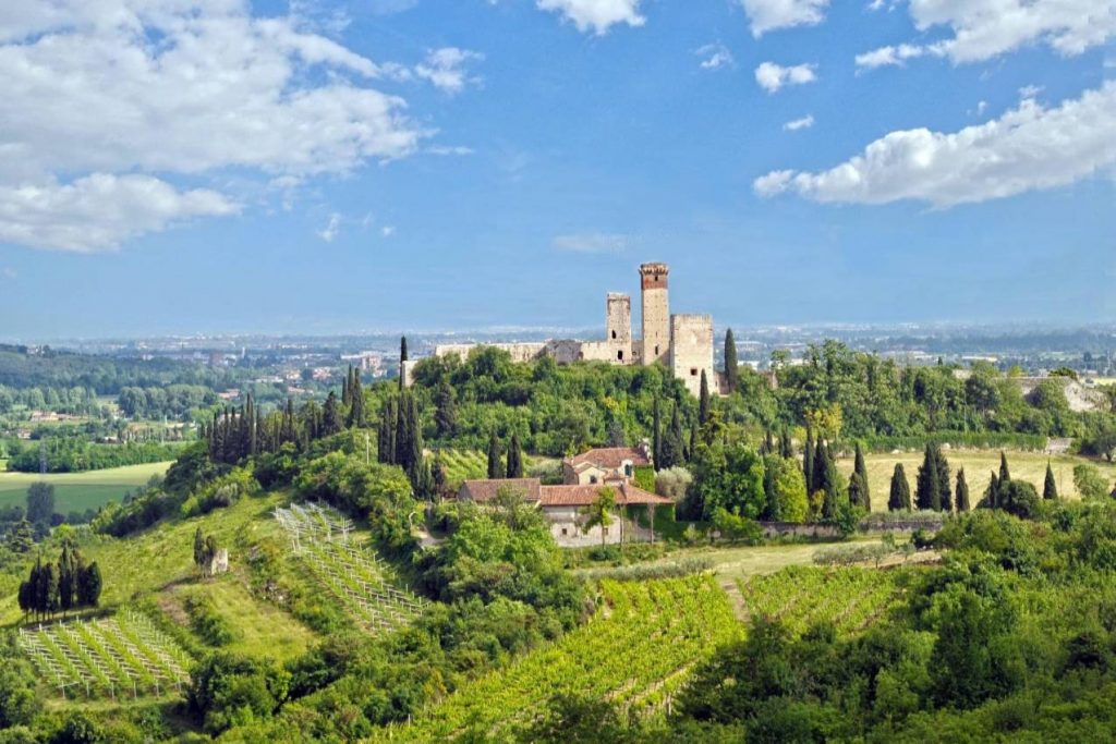 castles of lake garda