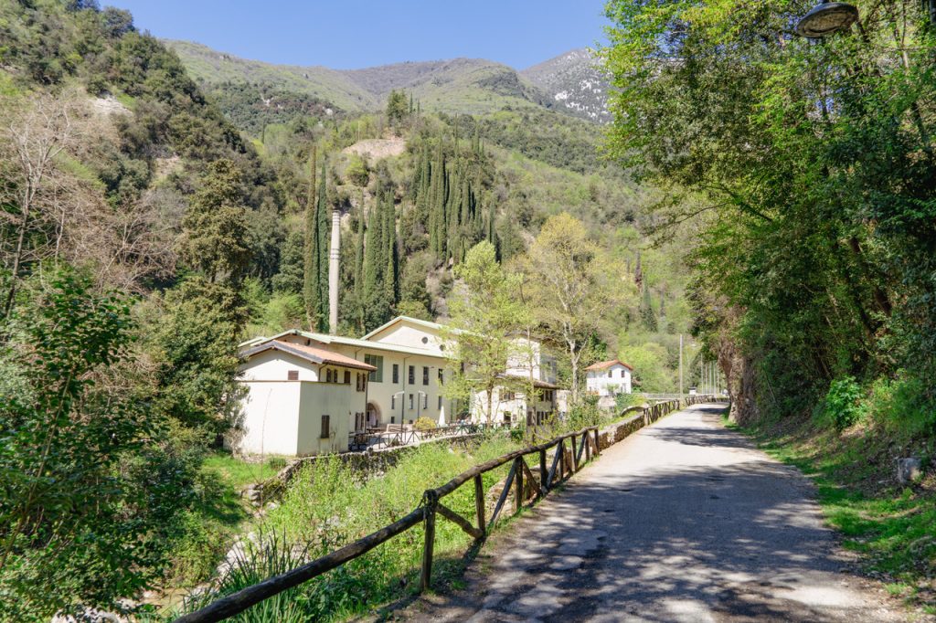 walks with strollers on Lake Garda