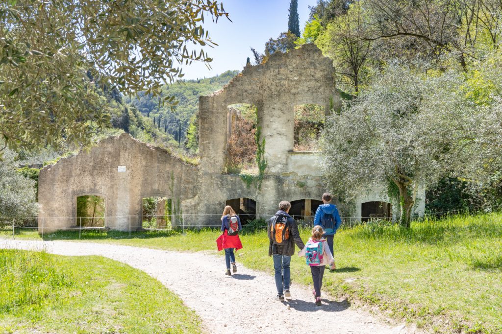 walks with strollers on Lake Garda