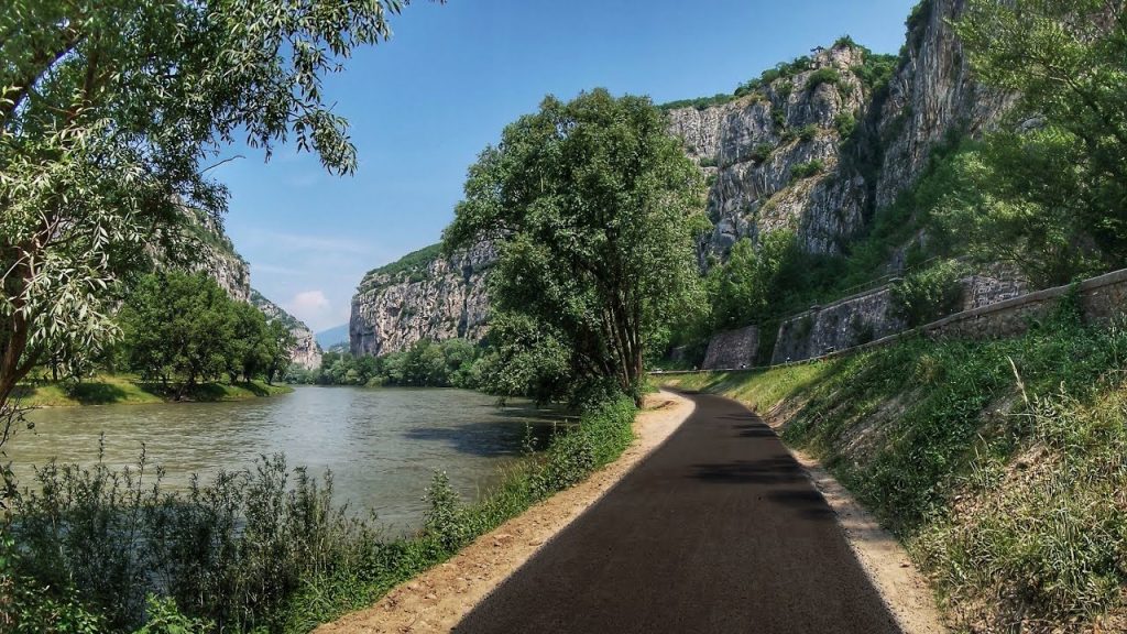 walks with strollers on Lake Garda