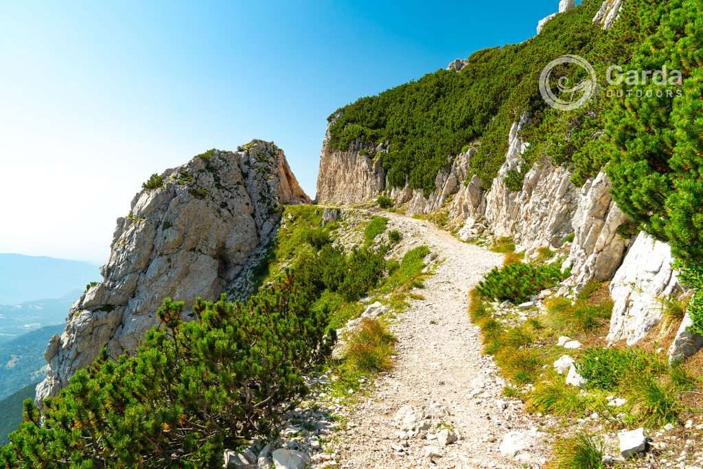 trekking to telegrafo refuge