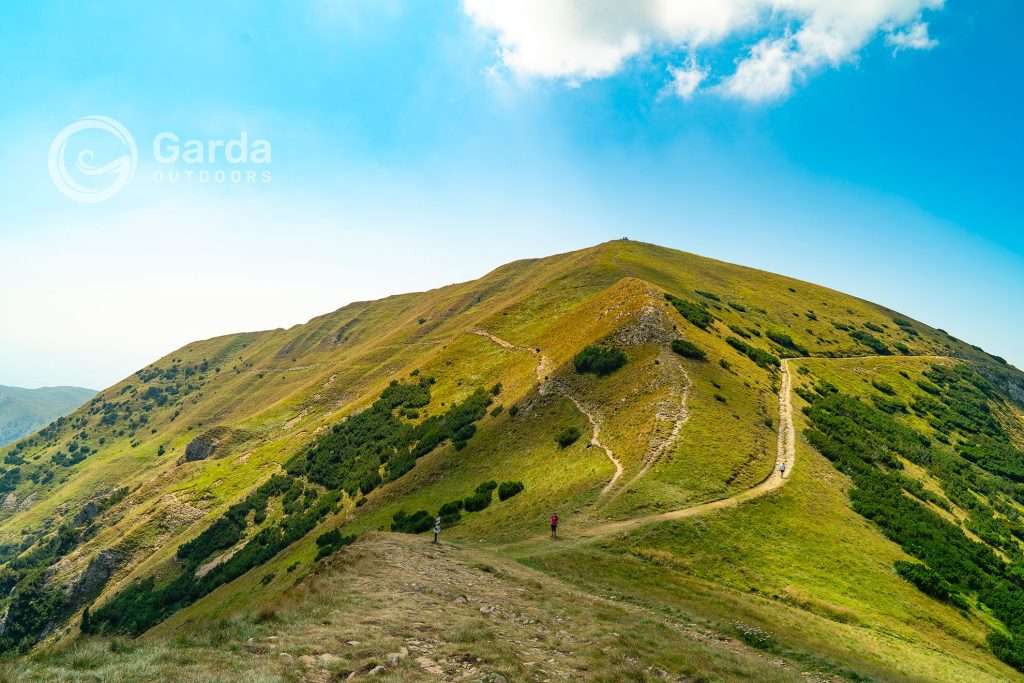 trekking to telegrafo refuge